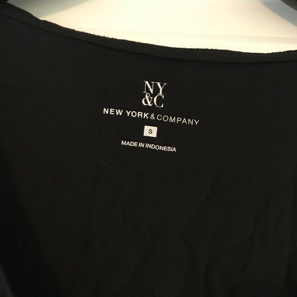 Adorable NY&Co Black flowy top - Picture 4 of 4